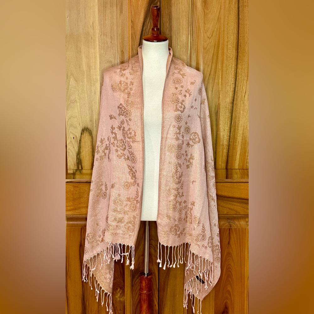 AMA Waterways - Blush Pink/Metallic Rose Gold Floral Woven Shawl w/ Fringe - EUC